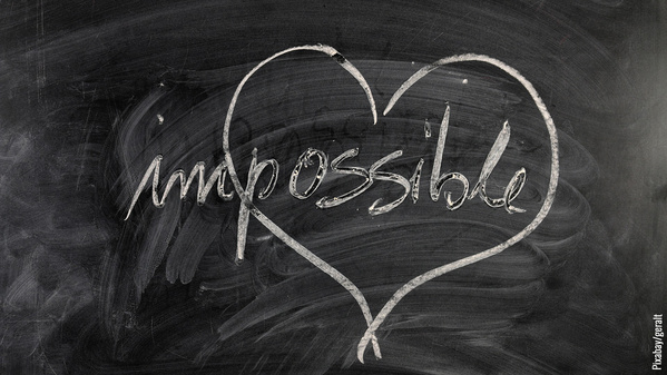 Schrift auf Tafel: Im Possible als Wortspiel