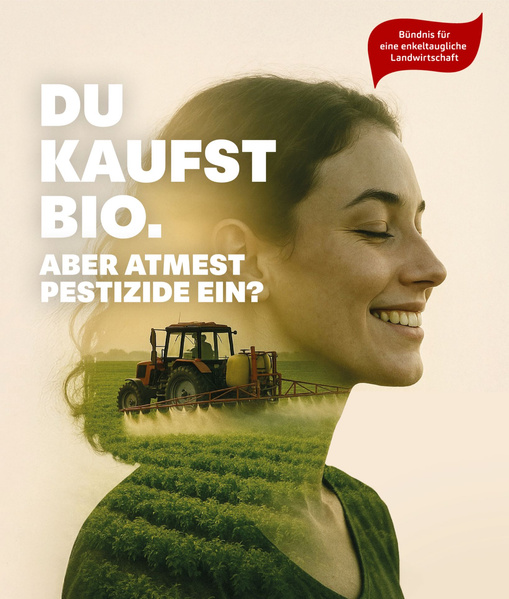 KI generiert: Eine Frau und ein Traktor auf einem Feld, Text: "DU KAUFST BIO. ABER ATMEST PESTIZIDE EIN?"