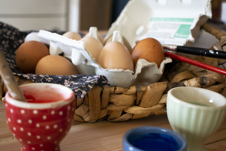 Bio-Eier, die darauf warten bunt bemalt zu werden