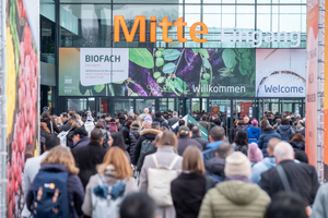 Messebesuchende auf dem Weg in die Messehalle