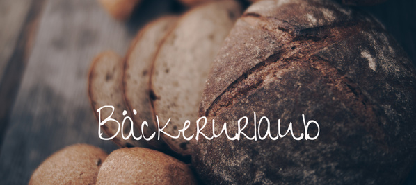 Ausschnittbild Brot und Brötchen auf Holzplatte