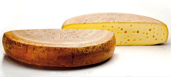 Zwei halbe Käselaibe Emmentaler AOC Suisse 5 Monate gereift von ÖMA