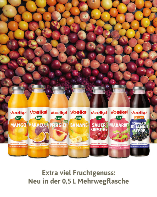 KI generiert: Verschiedene Voelkel Bio-Saftflaschen vor Fruchthintergrund.  
Text: "Extra viel Fruchtgenuss: Neu in der 0,5 L Mehrwegflasche".