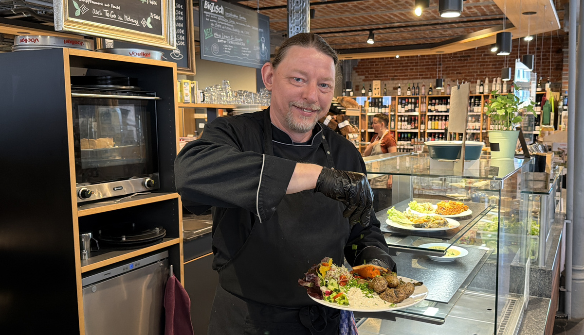 Grünland Bioladen Bio-Bistro Theke mit veganen und vegetarischen Gerichten und Koch