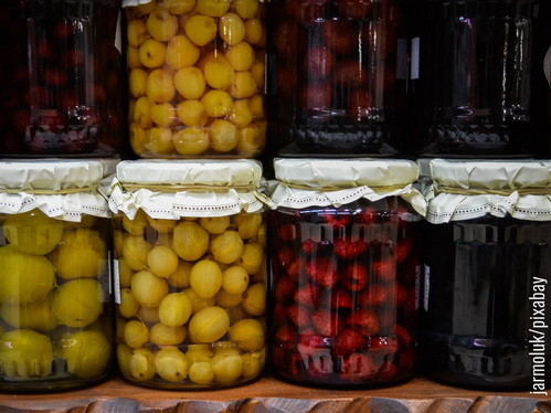 Aufgereihte Gläser mit verschiedenen Kompott-Sorten