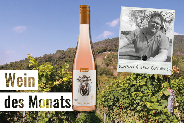 KI generiert: Wein des Monats: Roséflasche auf Weinhintergrund, Foto eines Mannes. Text: "Wein des Monats", "Winzer: Stefan Schmitzer".