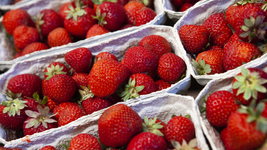 Bildausschnitt Erdbeeren in Kartonschälchen