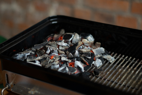 Grill mit glühender Kohle