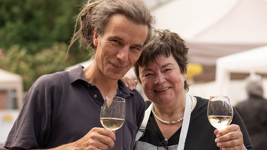 Grünlandfest Felix mit Carola von Grell beim Zuprosten