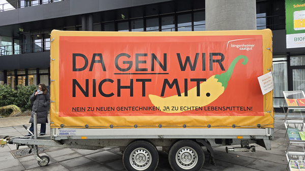 KI generiert: Ein Anhänger mit der Aufschrift: "DA GEN WIR NICHT MIT. Nein zu neuen Gentechniken, ja zu echten Lebensmitteln!"