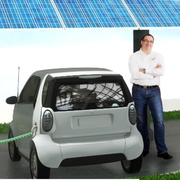 Stefan Korneck von SCM Energy mit Solarfahrzeug