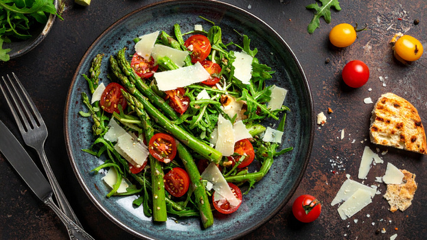 Rezeptbild für Warmer Spargelsalat mit Rucola und Parmesan