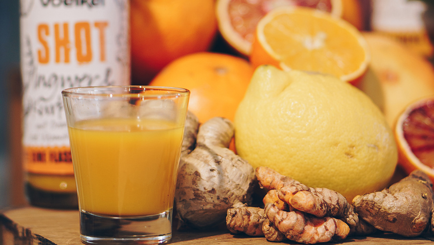 Ingwershot von Voelkel ergänzt mit Ingwer, Kurkuma, Zitrone und Orange