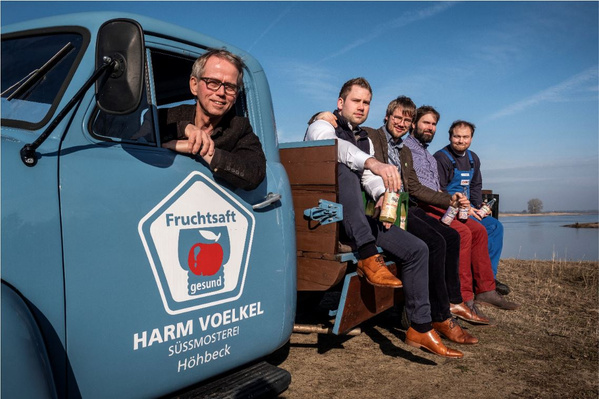 Grünland Bio Lieferant Voelkel mit Saftmobil