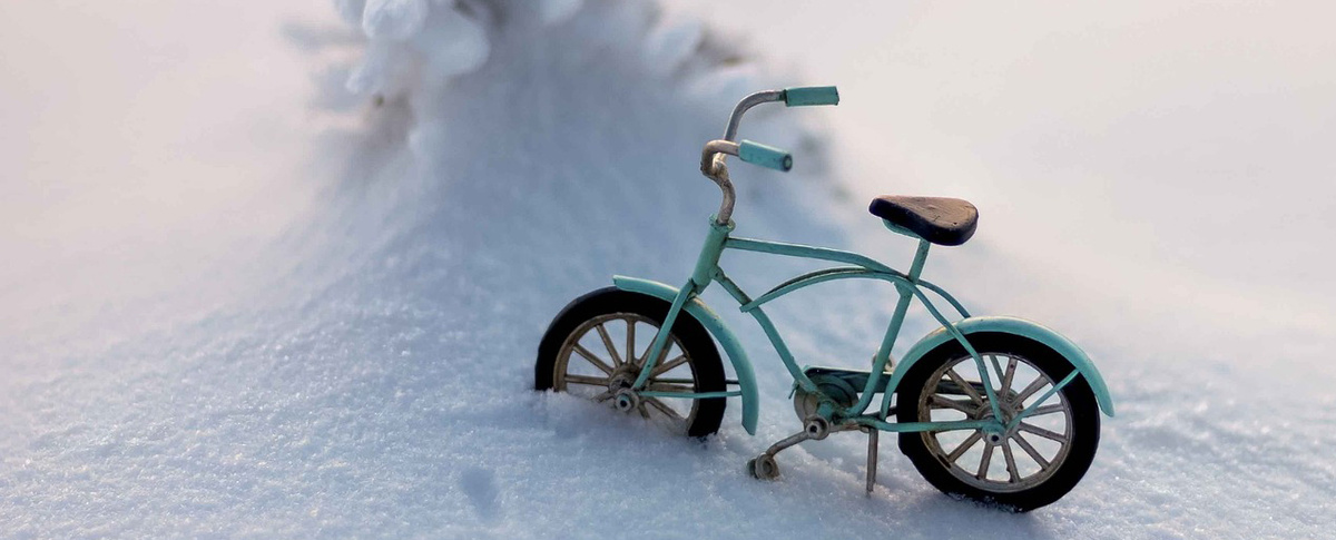Miniatur-Fahrrad in Schneewehe