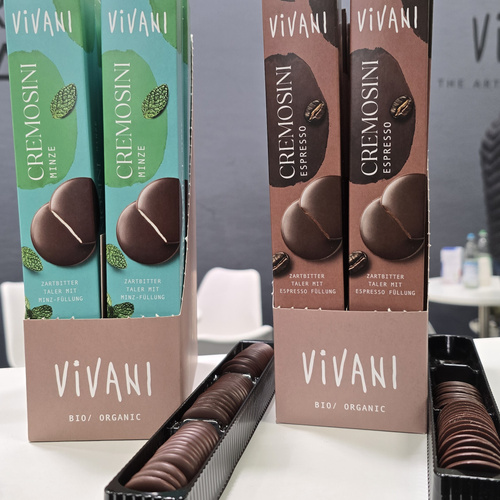 KI generiert: Schokoladentafeln von "Vivani" in Minze und Espresso-Varianten. Text: "Zartbitter Taler mit Minz-/Espresso-Füllung".