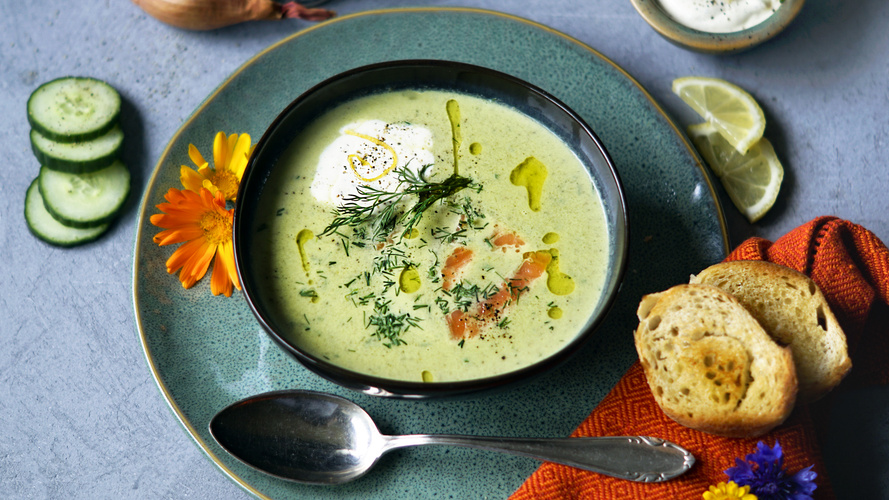 Rezeptbild für Sommerliche Gurkensuppe mit Räucherlachs und Zitronen-Crème Fraîche