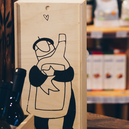 Holzkiste bemalt: Weinverpackung als Geschenk