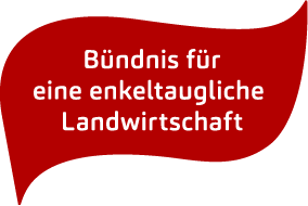 KI generiert: Rotes Banner mit dem Text: "Bündnis für eine enkeltaugliche Landwirtschaft".