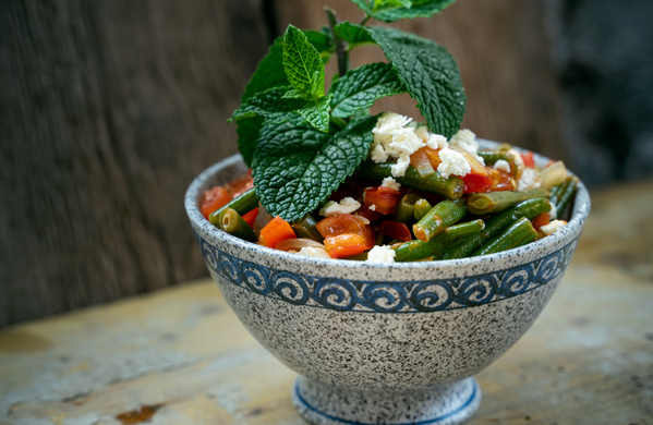 KI generiert: Eine Schüssel mit Gemüse, Kräutern und Käse garniert.