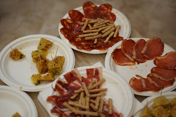 KI generiert: Verschiedene Teller mit Aufschnitt, Käsewürfeln und Snacks auf einem Tisch.