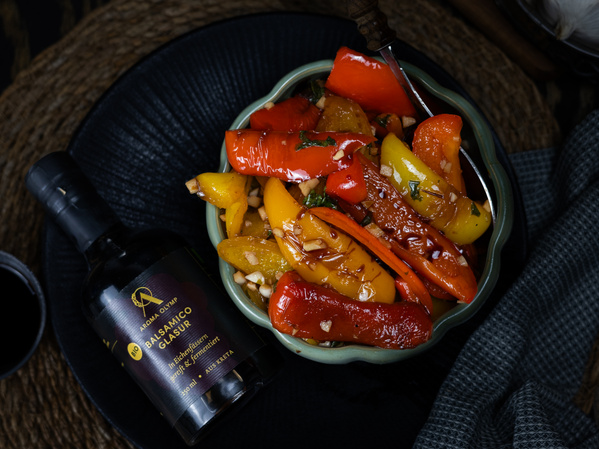 KI generiert: Gegrillte Paprika in einer Schüssel mit Balsamico-Glasur. Text: "Balsamico Glasur".