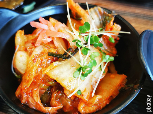Kimchi angerichtet auf Teller mit Kresse garniert