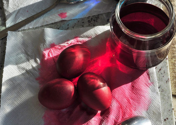 Frisch gefärbte, rote Ostereier