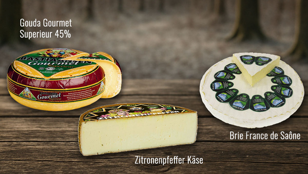 KI generiert: Verschiedene Käsesorten auf Holztisch: Gouda, Zitronenpfeffer Käse, Brie. Texte: "Gouda Gourmet Superieur 45%", "Zitronenpfeffer Käse", "Brie France de Saône".