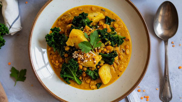 Gelbes Curry mit Linsen und Flower Sprouts
