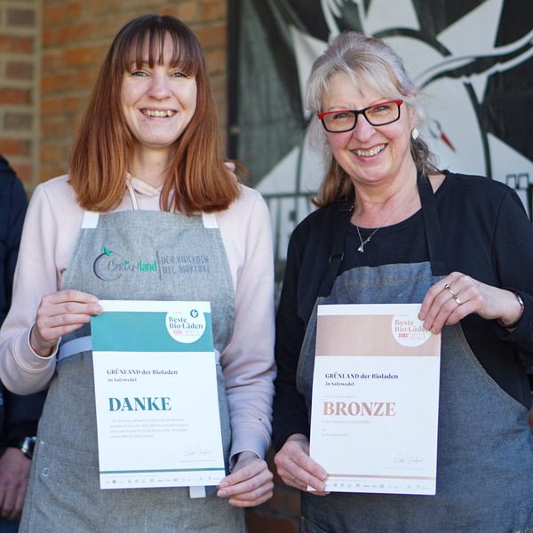 Grünland Mitarbeiterinnen präsentieren Urkunde Bronze Bio
