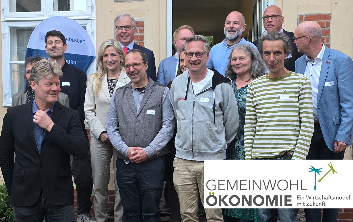 KI generiert: Eine Gruppe von Menschen posiert vor einem Gebäude. Text: "Gemeinwohl-Ökonomie Ein Wirtschaftsmodell mit Zukunft".