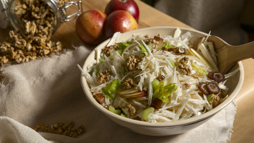 Rezeptbild für Waldorfsalat mit Datteln, Walnüssen & hausgemachter Mayonnaise