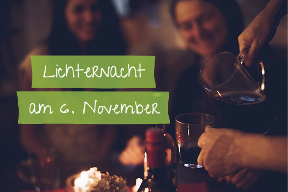 Im Hintergrund sitzen Menschen und es wird Glühwein eingeschenkt mit Text: "Lichternacht am 6. November"