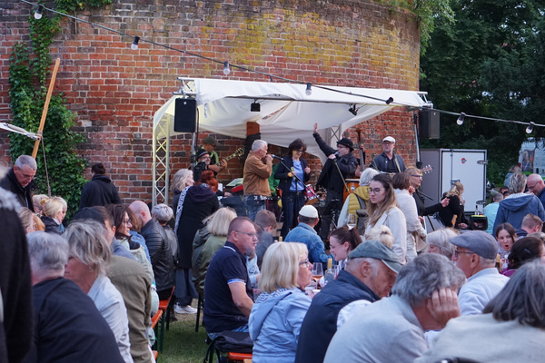 Blick auf Bühne auf dem Weinfest