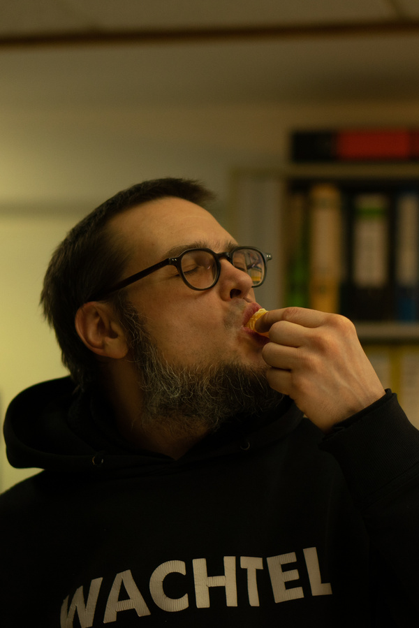 Einkäufer Dirk beim Probieren der Orangen