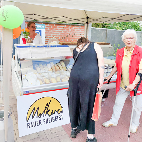 Grünlandfest Gäste am Stand von Bauer Freigeist