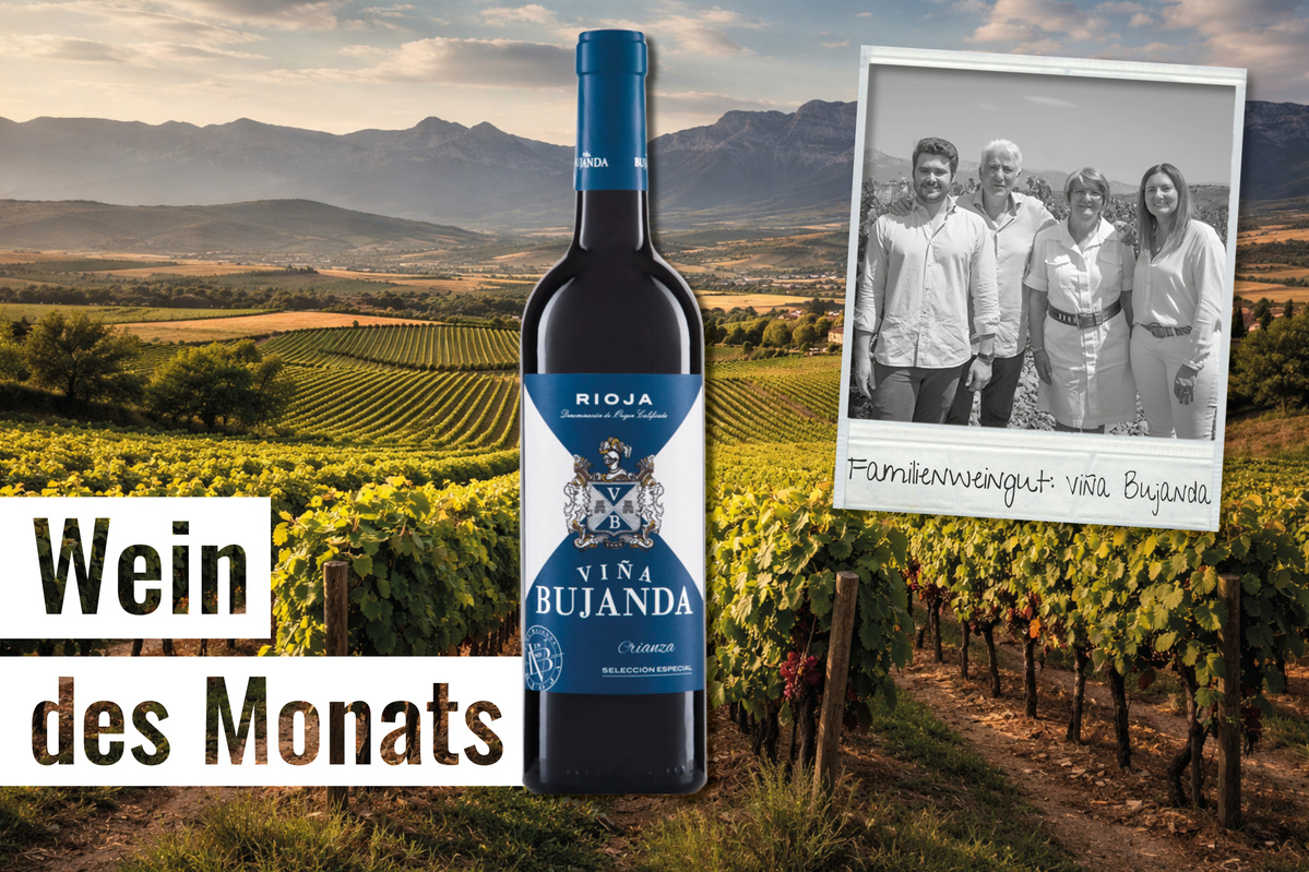 KI generiert: Weinflasche vor Weinfeldern mit Text "Wein des Monats" und Foto: "Familienweingut: Viña Bujanda".