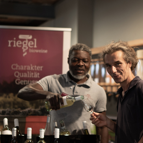 Grünlandfest Felix kostet Wein bei Charles von Riegel