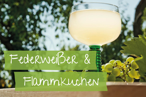 Ein Weinglas draußen auf einem Tisch mit Federweisser drin