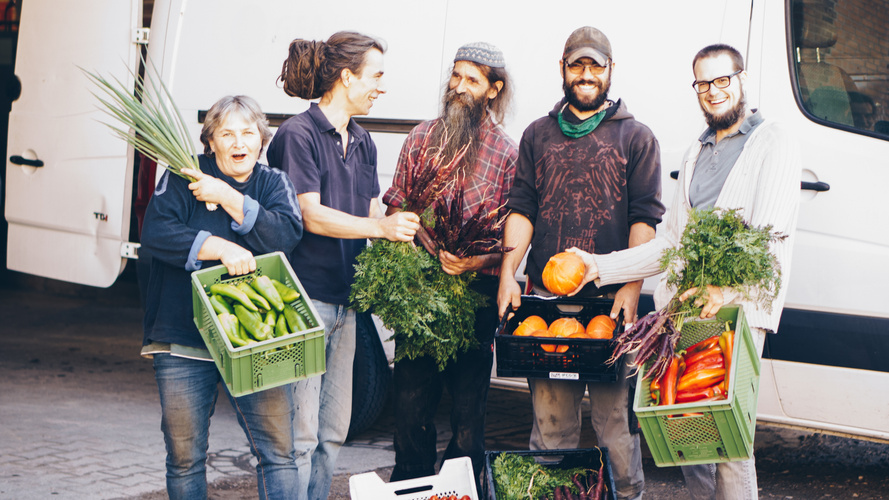Martina Drömlingshof, Lutz Wendengarten und Aram Mammoissel liefern Gemüse an