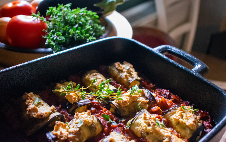 Rezeptbild für Auberginen-Tofu-Röllchen im Tomatenbett