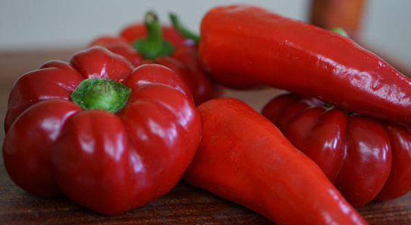 Spitzpaprika und Paprika der Sorte Liebesapfel in Hülle und Fülle