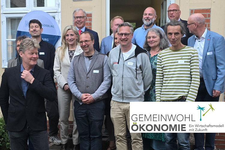 KI generiert: Eine Gruppe von Menschen posiert zusammen; Text: "GEMEINWOHL ÖKONOMIE Ein Wirtschaftsmodell mit Zukunft".