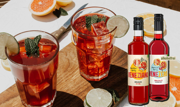 KI generiert: Zwei Getränke mit Limette und Minze sowie zwei Flaschen Aperitivo. Text: "VENENZIANO", "VENEZERO", "alkoholfrei".