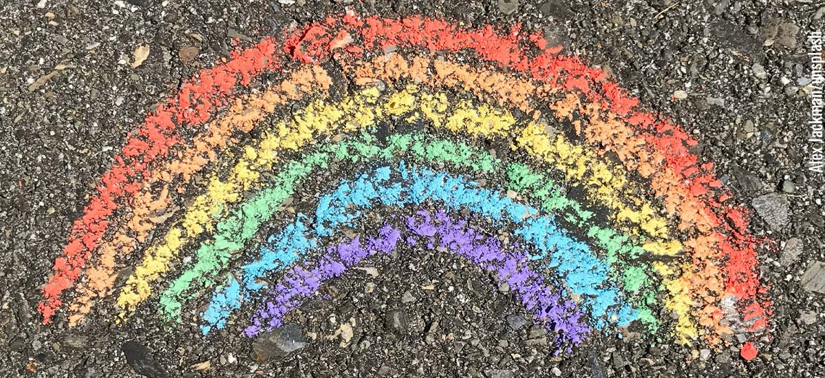 Regenbogen aus Straßenkreide auf Asphalt