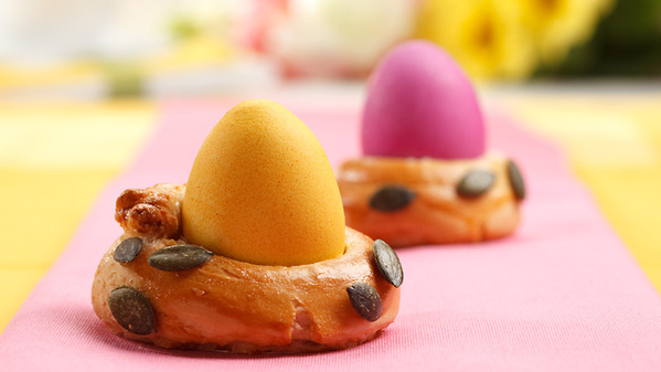 Bunte Eier in Eierbecher aus Hefeteig gebacken