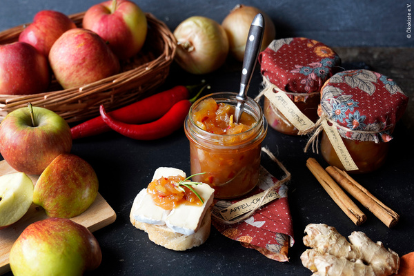Glas Mit Apfel-Chutney und Löffel mit Käsehappen, Äpfeln und Ingwer