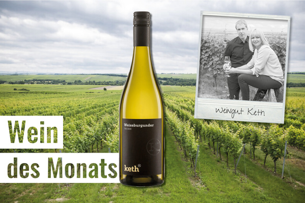 KI generiert: Flasche Weißburgunder im Weinberg, Text: "Wein des Monats", "Weingut Keth".