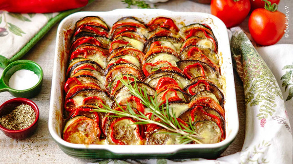 Eine Auflaufform mit buntem Ratatouille-Gemüse